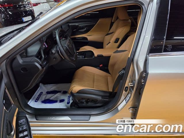Lexus ES300h 2025 — Photo 1/18