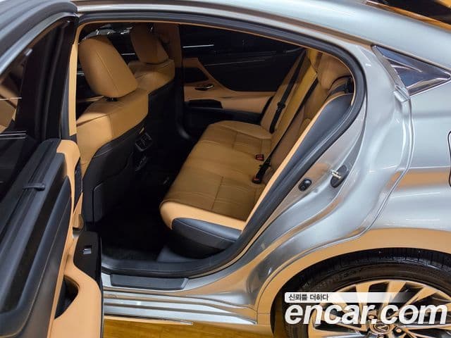 Lexus ES300h 2025 — Photo 15/18