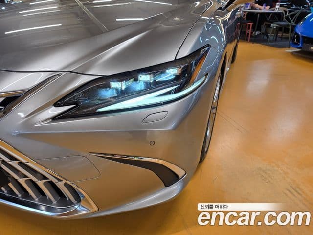 Lexus ES300h 2025 — Photo 17/18