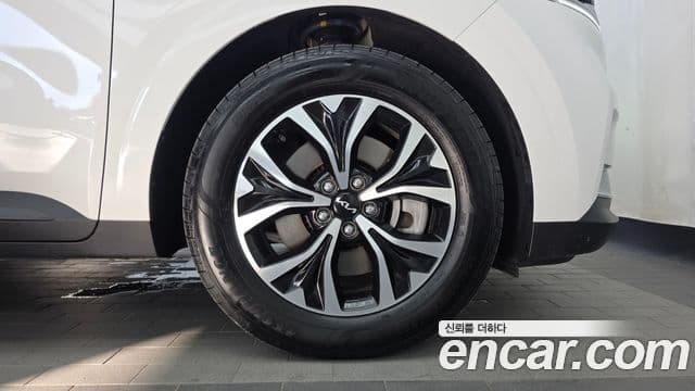 Kia Carnival 2023 — ფოტო 5/30