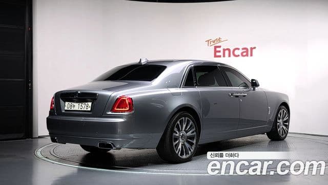 Rolls-Royce Ghost 2018 — ფოტო 16/20