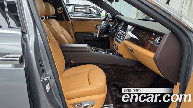 Rolls-Royce Ghost 2018 — ფოტო 15/20