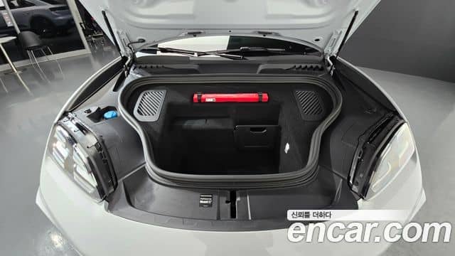 Porsche Macan EV, 2025
