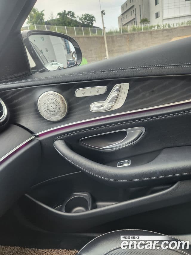Mercedes-Benz E-Class 2023 — ფოტო 17/19