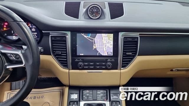 Porsche Macan 2018 — ფოტო 13/18
