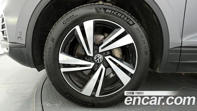 Volkswagen Touareg 2023 — ფოტო 5/20