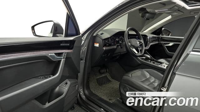 Volkswagen Touareg 2023 — ფოტო 11/20