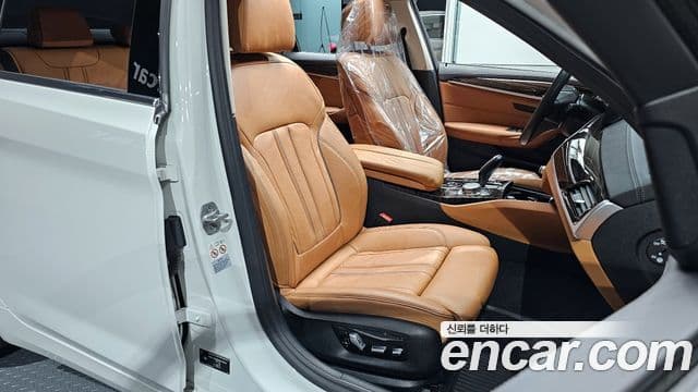 BMW 5 Series 2021 — фото 10 из 20