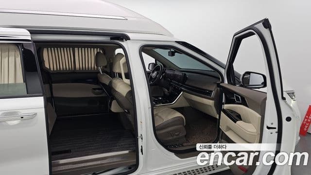 Kia Carnival 2023 — фото 11 из 20