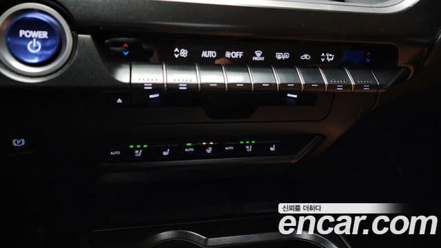 Lexus UX250h 2021 — ფოტო 16/20