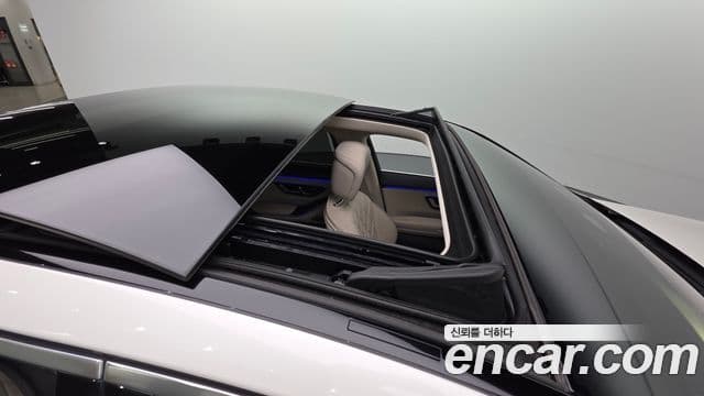 Mercedes-Benz S-Class 2023 — Photo 10/20