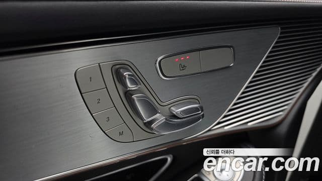 Mercedes-Benz EQC 2020 — Photo 19/20