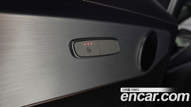 Mercedes-Benz EQC 2020 — Photo 5/20
