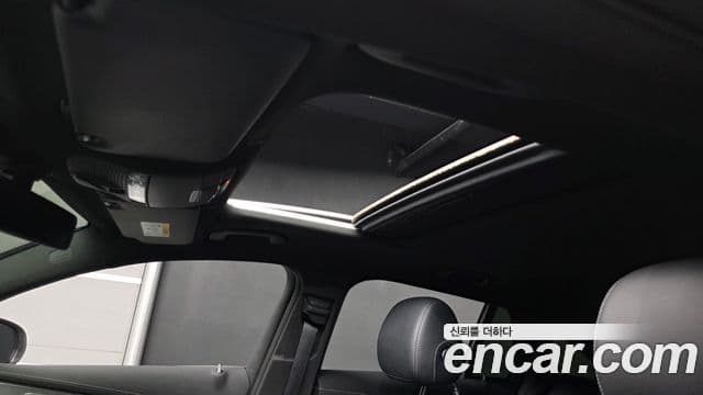 Mercedes-Benz EQC 2020 — Photo 17/20