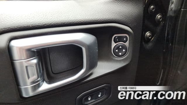 Jeep Wrangler 2021 — ფოტო 18/20