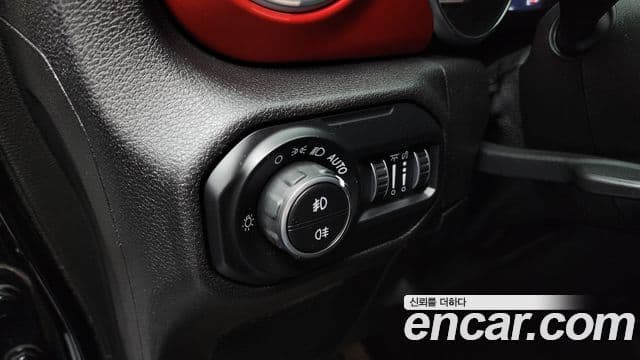 Jeep Wrangler 2021 — ფოტო 19/20
