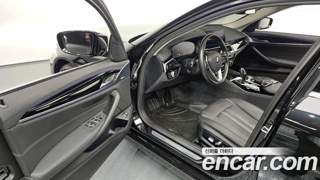 BMW 5 Series 2019 — фото 10 из 20