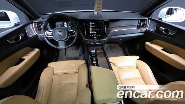 Volvo XC60 2021 — Фото 7/20