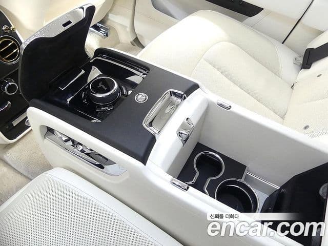 Rolls-Royce Cullinan 2023 — ფოტო 14/20