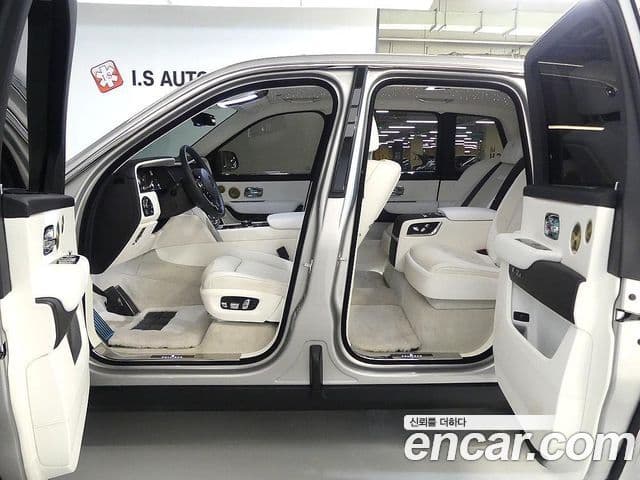 Rolls-Royce Cullinan 2023 — фото 16 из 20