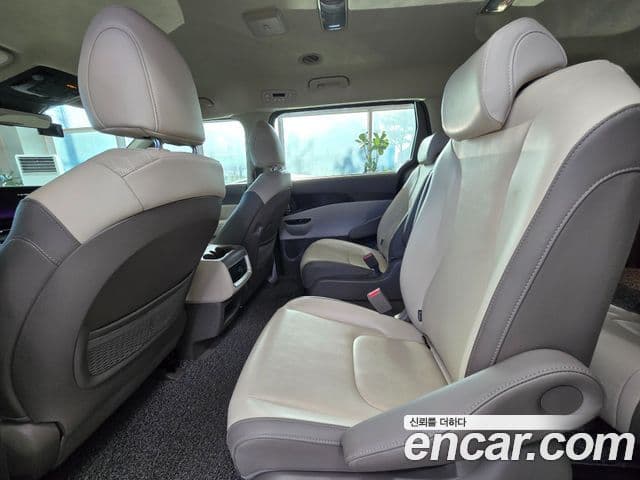 Kia Carnival 2021 — фото 8 из 20