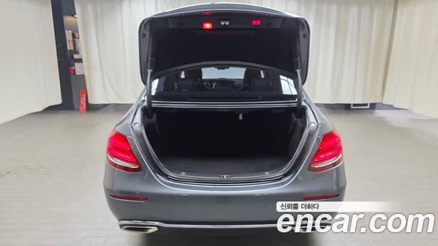 Mercedes-Benz E-Class 2018 — Photo 11/20