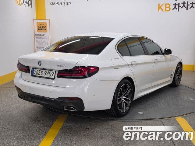 BMW 5 Series 2021 — фото 12 из 20
