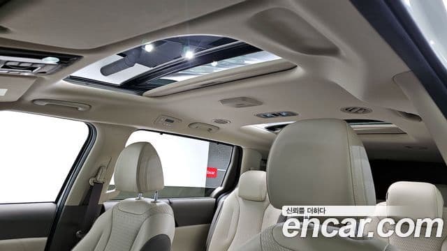 Kia Carnival 2023 — ფოტო 19/20