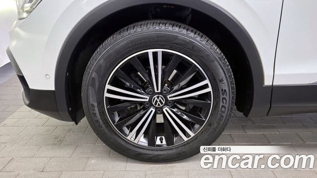 Volkswagen Tiguan 2022 — ფოტო 5/20