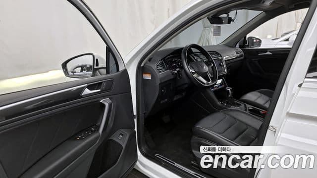 Volkswagen Tiguan 2022 — ფოტო 10/20