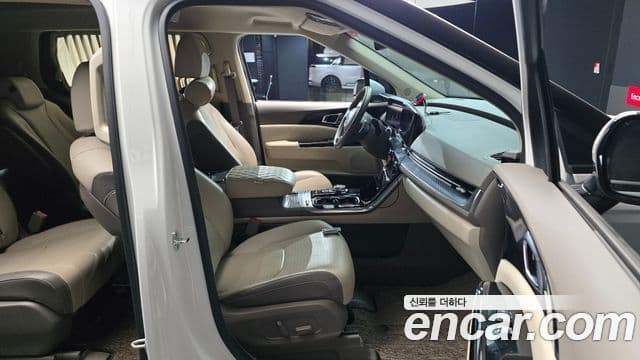 Kia Carnival 2021 — фото 10 из 20