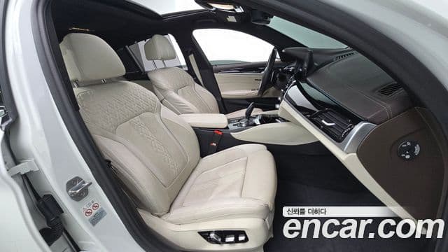 BMW 5 Series 2019 — фото 11 из 20