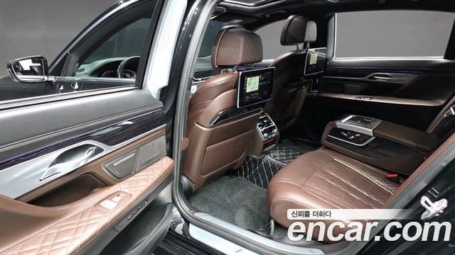 BMW 7 Series 2021 — фото 12 из 20