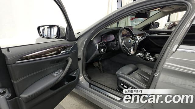 BMW 5 Series 2021 — фото 10 из 20