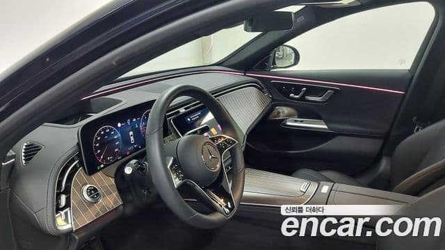 Mercedes-Benz E-Class 2025 — Photo 8/17
