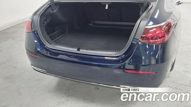 Mercedes-Benz E-Class 2025 — Photo 11/17