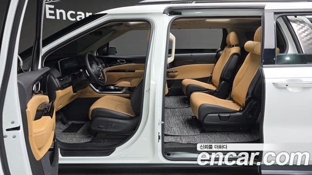 Kia Carnival 2023 — ფოტო 16/20