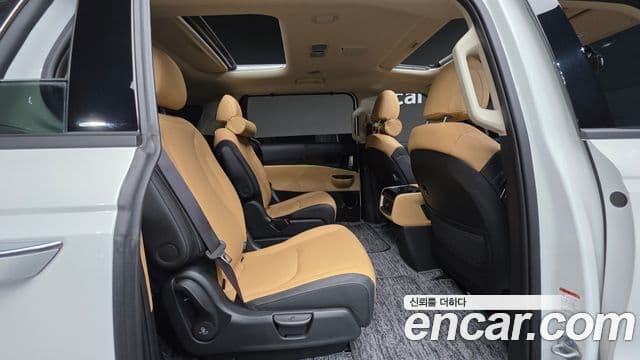 Kia Carnival 2023 — ფოტო 18/20