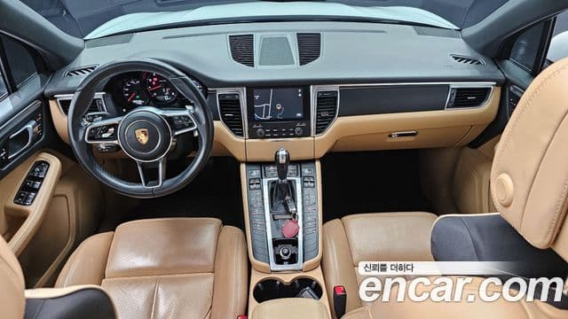 Porsche Macan 2018 — ფოტო 15/20