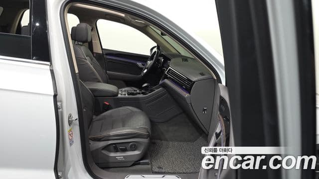 Volkswagen Touareg 2023 — ფოტო 11/20