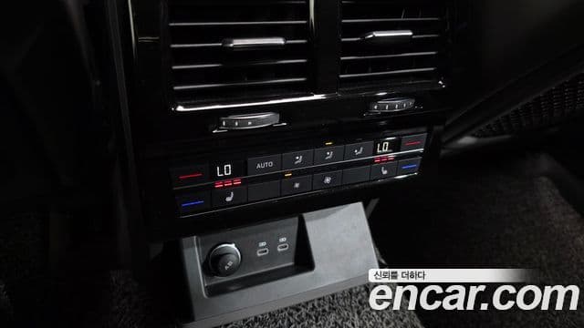 Volkswagen Touareg 2023 — ფოტო 18/20