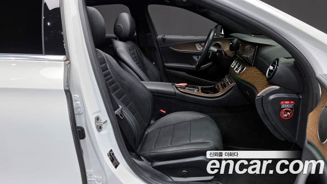 Mercedes-Benz E-Class 2022 — ფოტო 11/20
