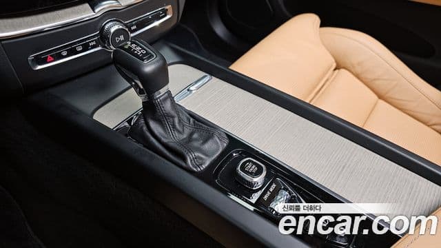 Volvo XC60 2018 — Photo 12/20