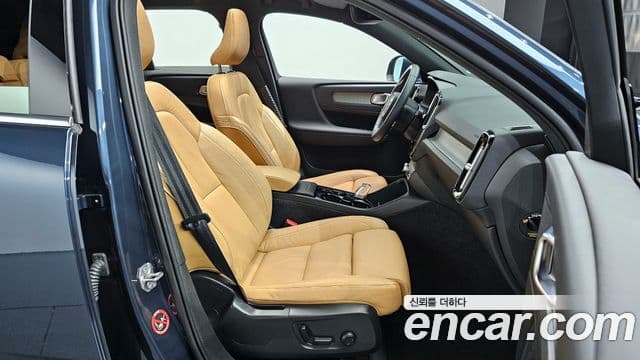 Volvo XC40 2021 — Photo 19/20