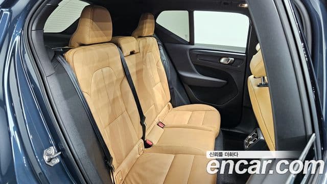 Volvo XC40 2021 — Photo 2/20