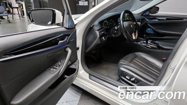 BMW 5 Series 2018 — фото 11 из 20