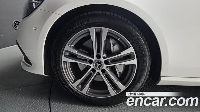 Mercedes-Benz E-Class 2021 — ფოტო 5/20