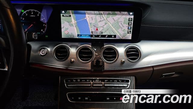 Mercedes-Benz E-Class 2021 — ფოტო 14/20
