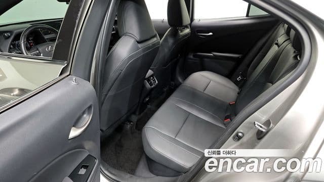 Lexus UX250h 2021 — ფოტო 12/20