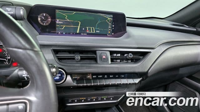 Lexus UX250h 2021 — фото 14 из 20